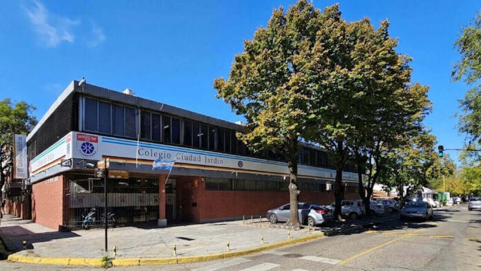 Simulacro-de-fusilamiento-en-el-colegio-de-Tres-de-Febrero-Gartenstadt-Schule-696x392
