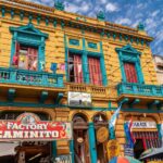 tienda-y-museo-de-cera-en-la-boca-buenos-aires-argentina-diciembre-barrio-casa-pisos-pintada-amarillo-con-regalos-bajo-paisaje-201127947
