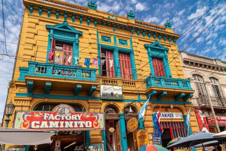 tienda-y-museo-de-cera-en-la-boca-buenos-aires-argentina-diciembre-barrio-casa-pisos-pintada-amarillo-con-regalos-bajo-paisaje-201127947